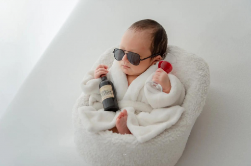 商水满月宝宝趴着睡 商水满月宝宝趴着睡